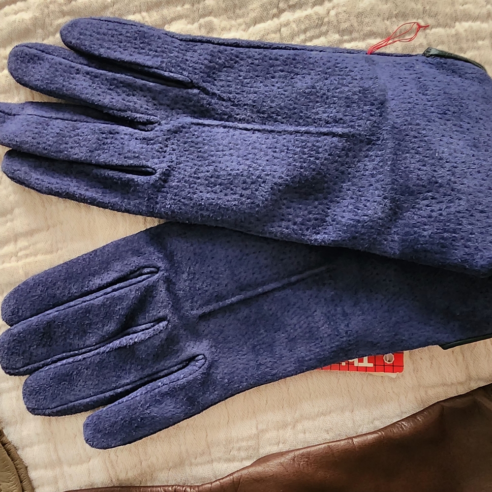BluWinter Gloves with Plush Fabric and Snug Fit